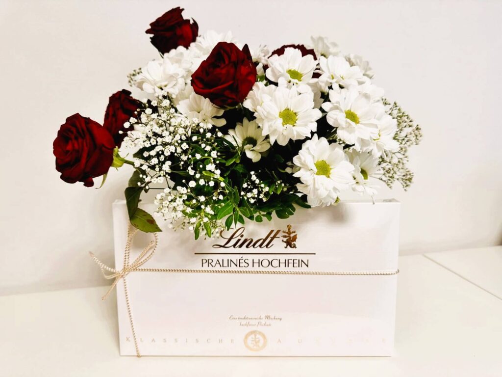 Ein herzlicher Dank der Käufer mit Blumen 💐 und Schokolade 🍫 – Momente wie diese machen unsere Arbeit besonders ❤️😊