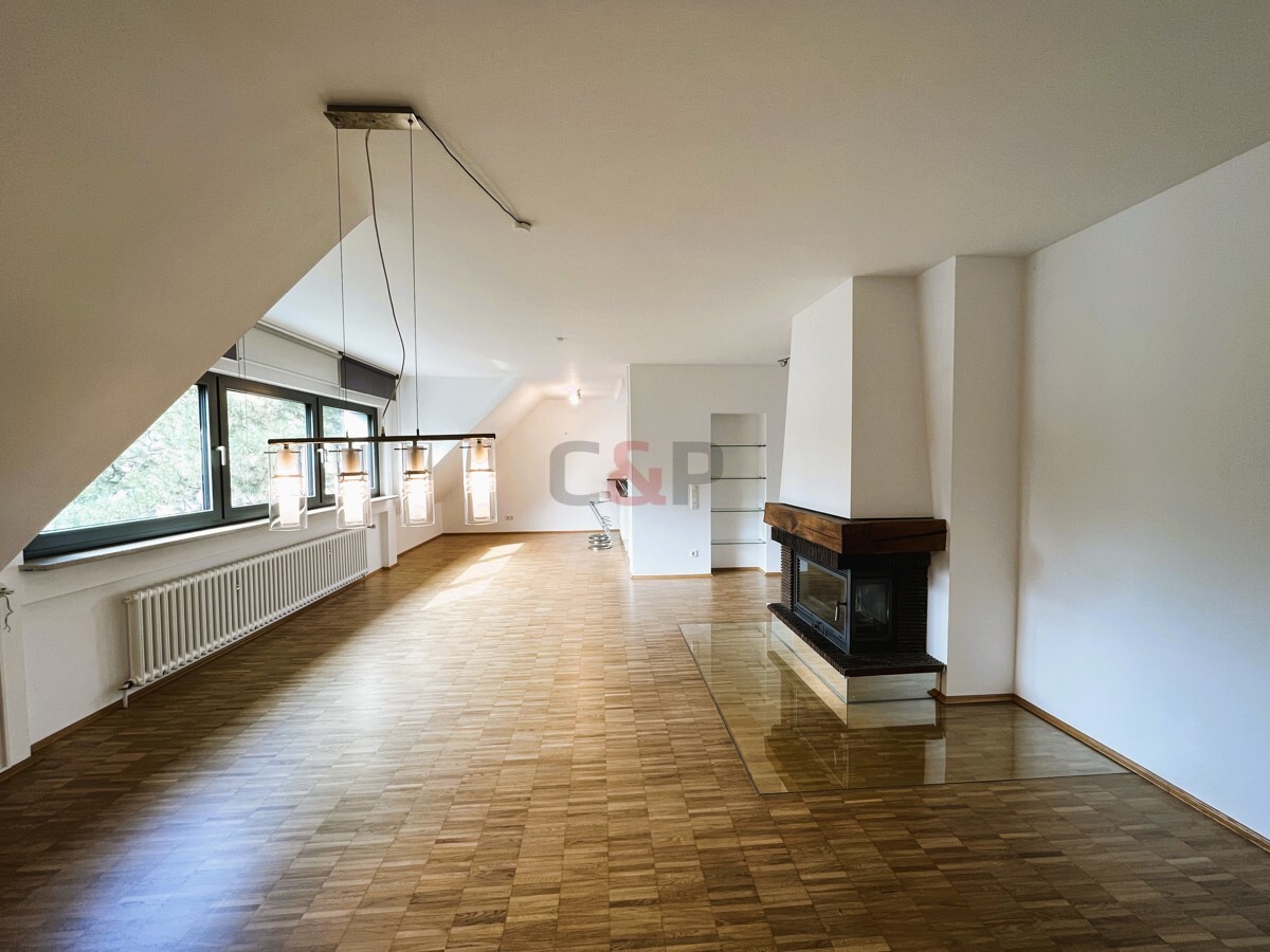 Gemütlicher Wohnbereich mit Kamin und hohen Decken