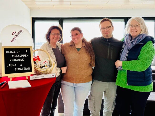 🔑 Schlüssel in der Hand, ❤️ Herzen voller Vorfreude. Die erste gemeinsame Wohnung - wir freuen uns riesig für Sie!