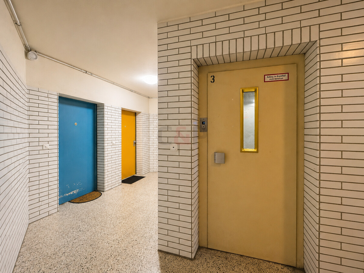 Treppenhaus mit Aufzug
